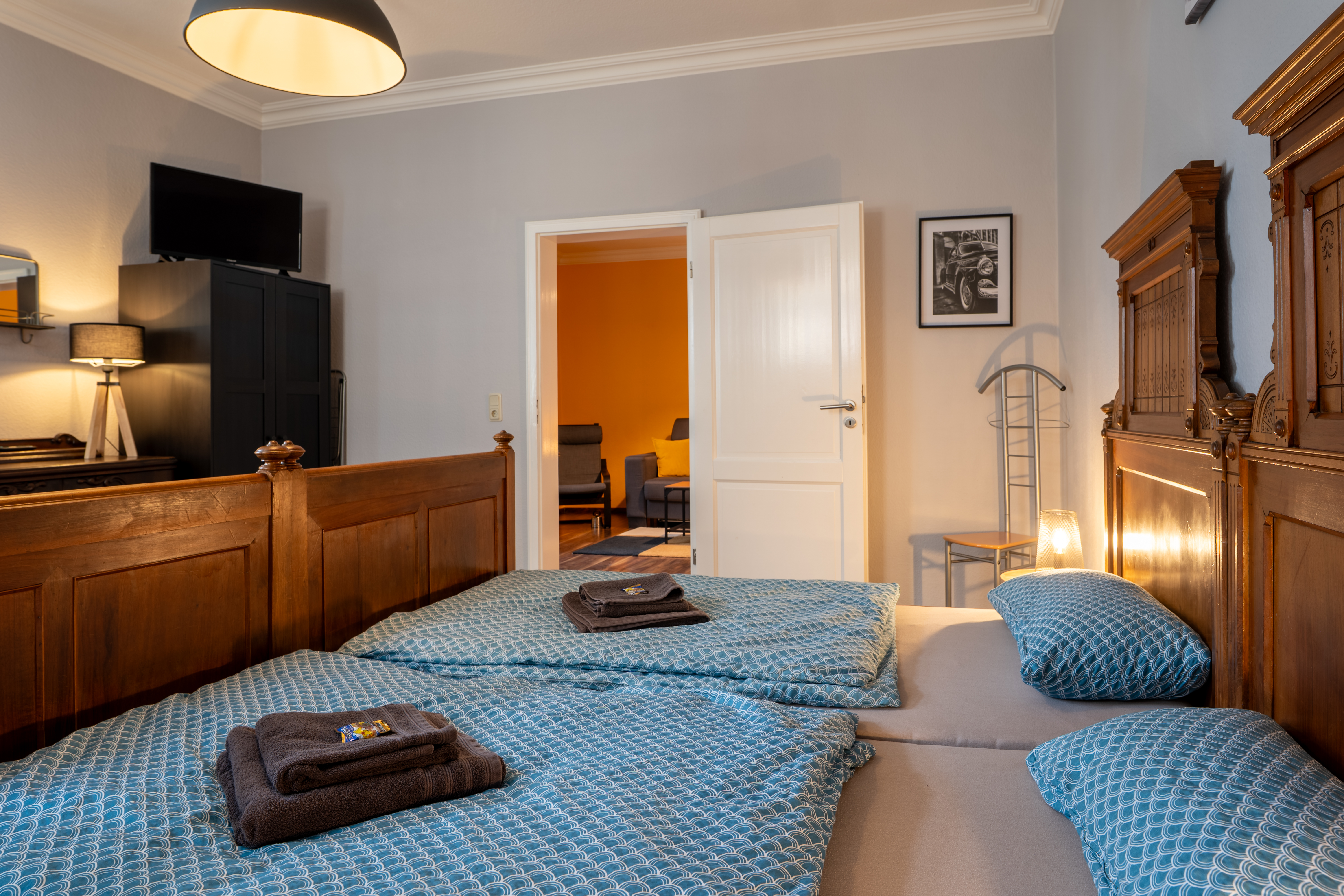 Großes Schlafzimmer mit TV und Blick zum Schloss