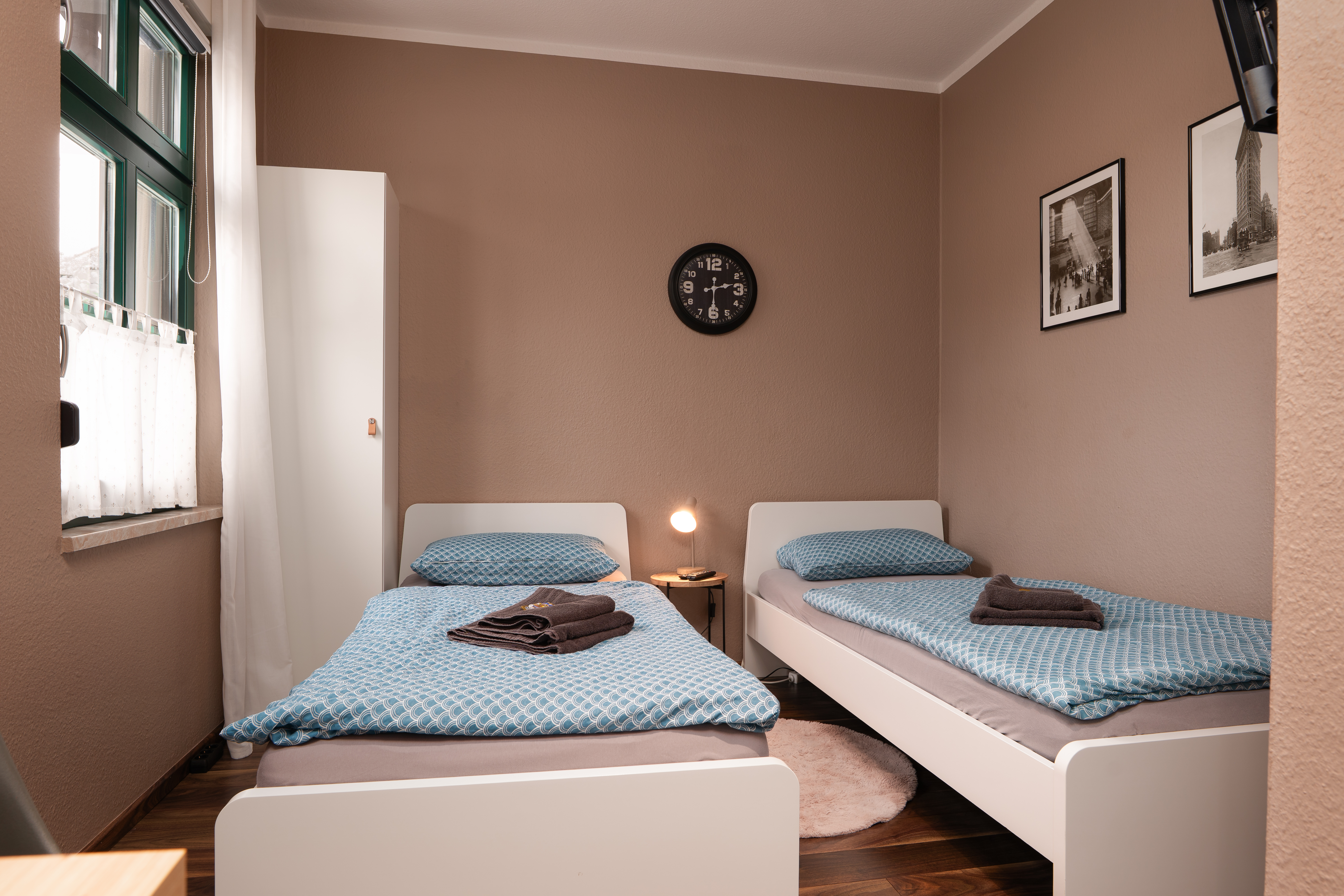 Kleines Schlafzimmer mit TV und Blick zum Schloss