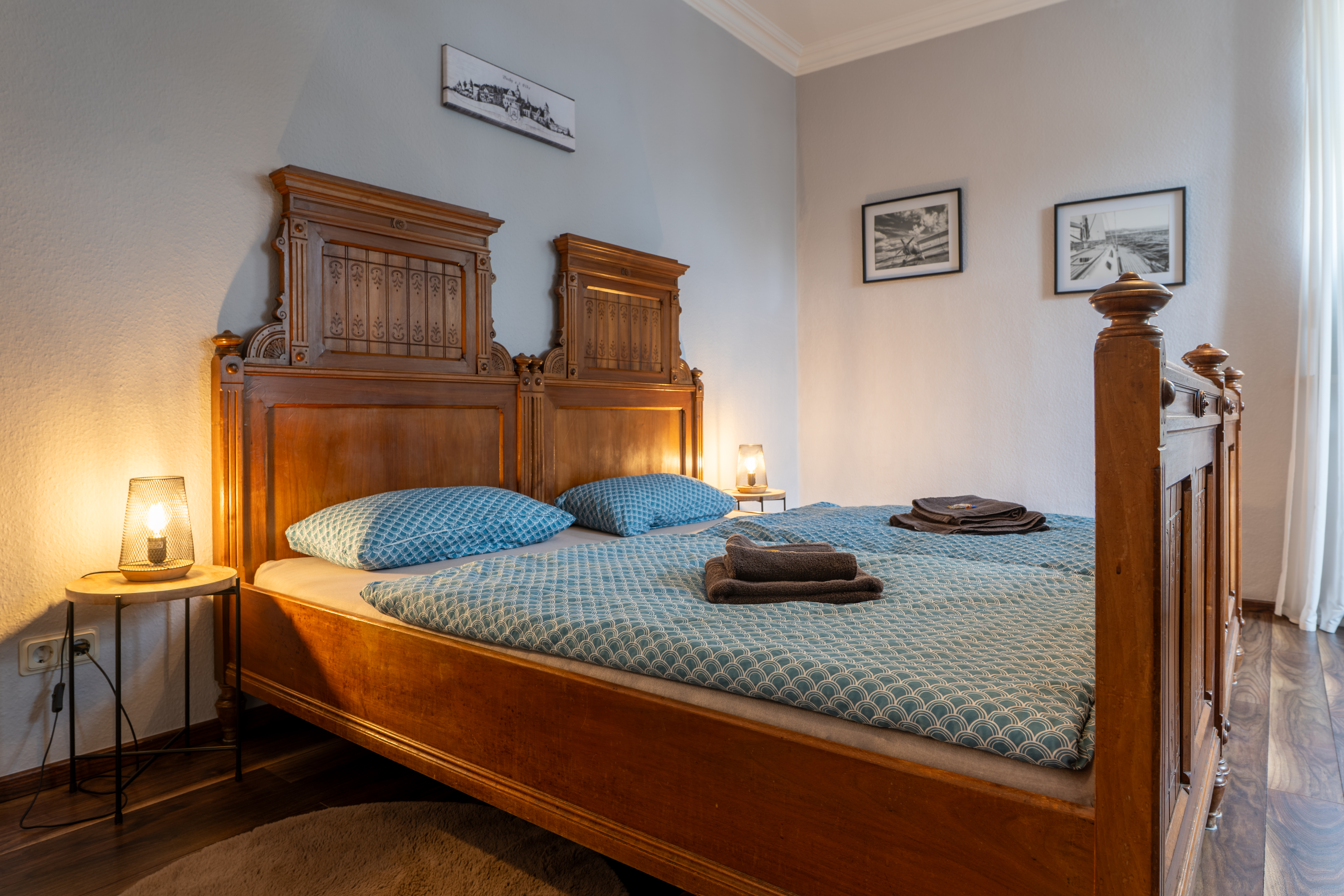 Großes Schlafzimmer mit TV und Blick zum Schloss